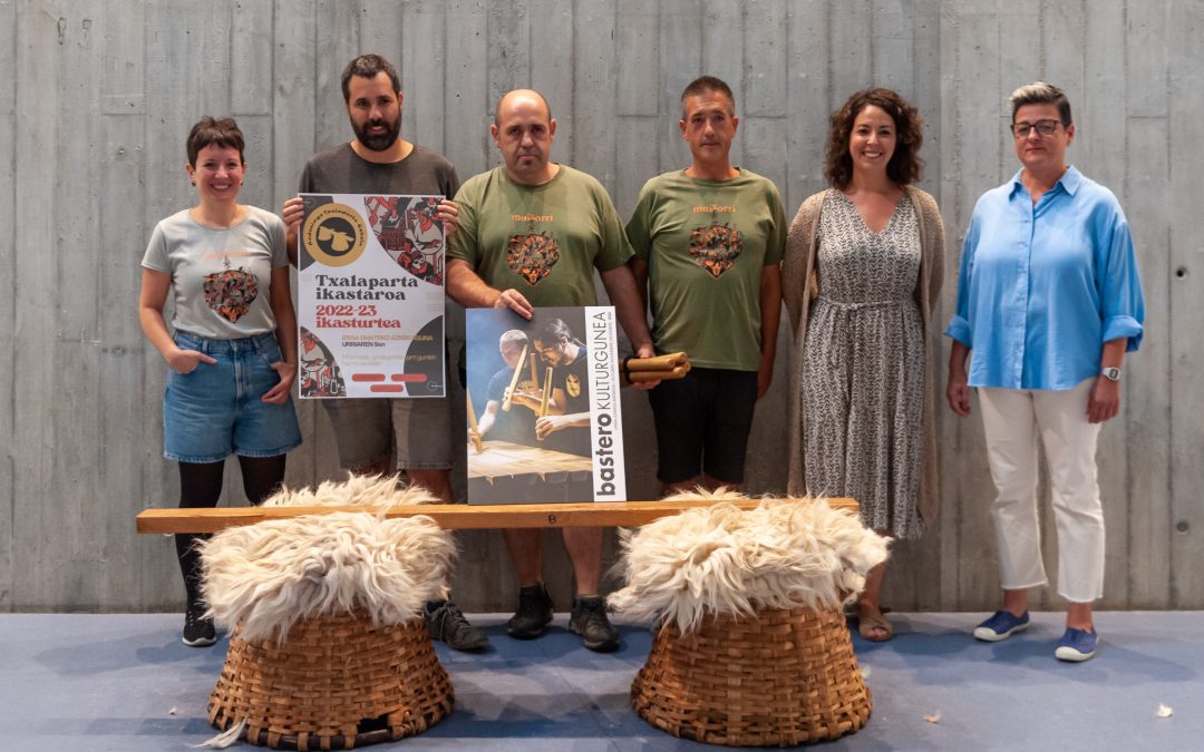 Bastero expone 200 instrumentos relacionados con la txalaparta y la música vasca para celebrar el aniversario de Maizorri